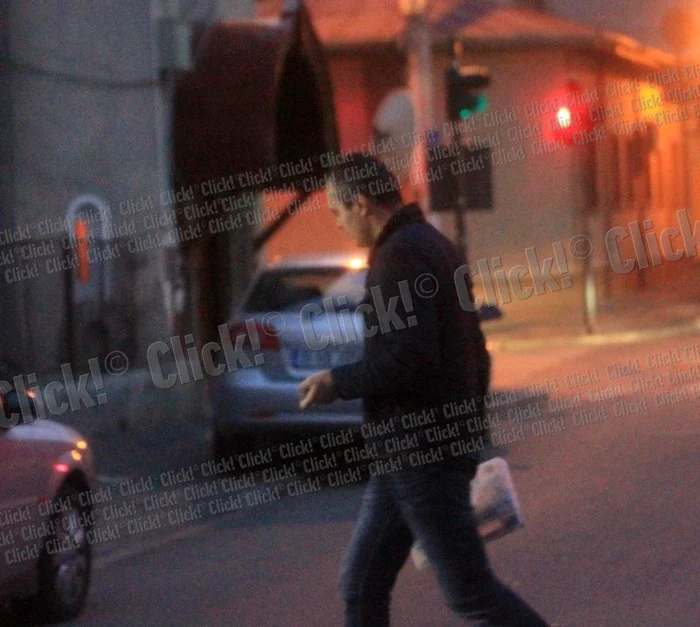 Mihai a aşteptat un minut înainte de a intra în casa lui Bahmu. (Foto: Mihai Ionescu)