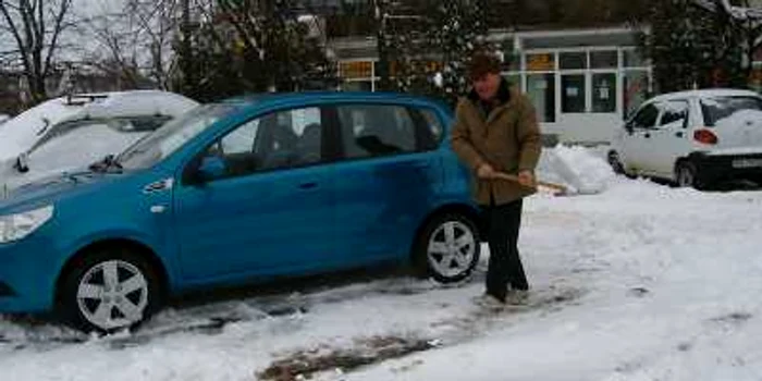 Locatarii trebuie să-şi deszăpezească spaţiile din jurul blocurilor