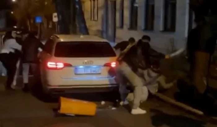 Mai multe persoane s-au luat la ătaie în stradă  FOTO Captură video