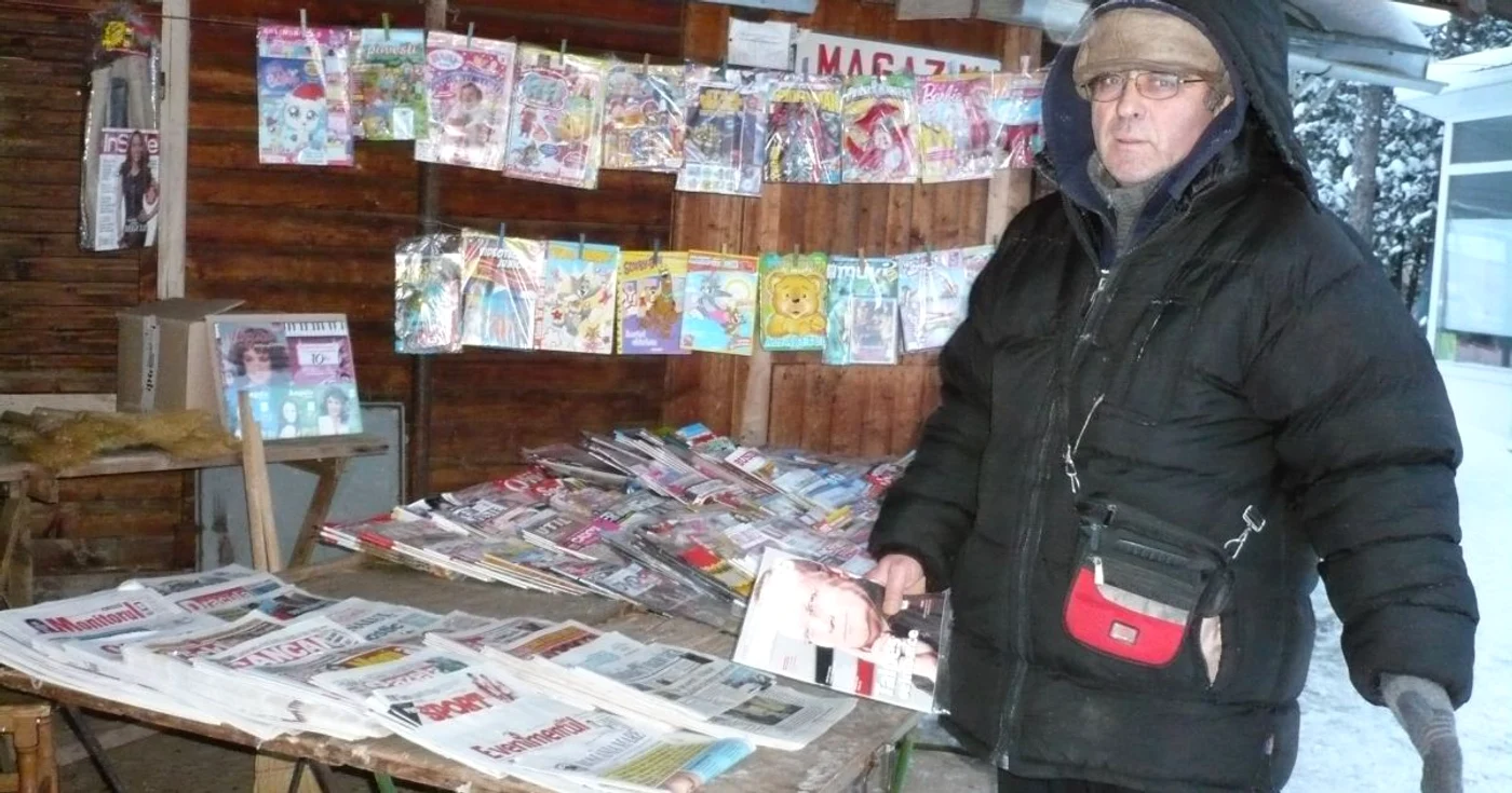 "O sută de cărţi dacă aş fi avut pe toate le dădeam", spune Constantin Frăsinescu, vănzător de presă în Piaţa Mică
