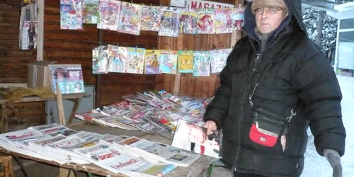 "O sută de cărţi dacă aş fi avut pe toate le dădeam", spune Constantin Frăsinescu, vănzător de presă în Piaţa Mică