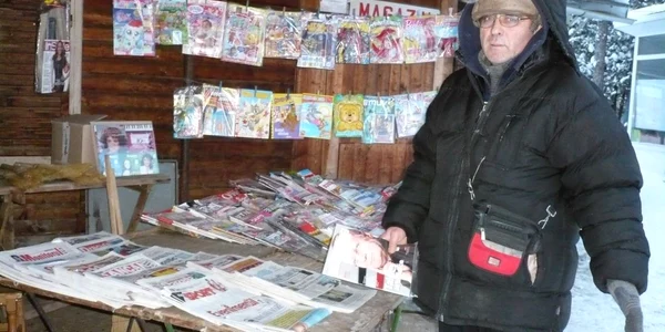 "O sută de cărţi dacă aş fi avut pe toate le dădeam", spune Constantin Frăsinescu, vănzător de presă în Piaţa Mică