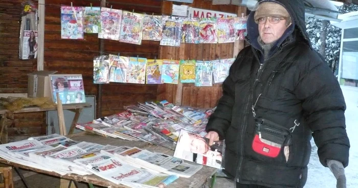 "O sută de cărţi dacă aş fi avut pe toate le dădeam", spune Constantin Frăsinescu, vănzător de presă în Piaţa Mică