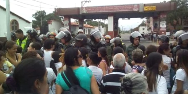 Venezuelence au trecut cu forta granita cu Columbia pentru a cumpara produse de prima necesitate FOTO diariodelosandes.com