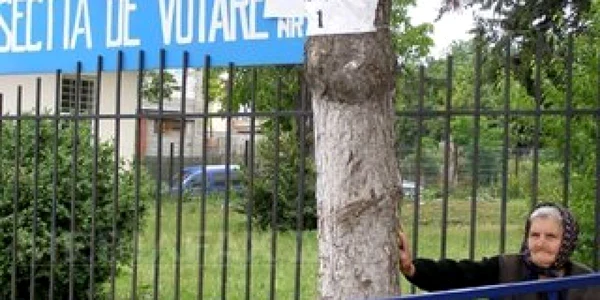 Afişele erau lipite pe gardurile localnicilor din Însurăţei. Foto
