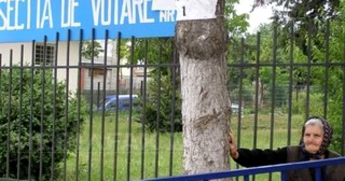 Afişele erau lipite pe gardurile localnicilor din Însurăţei. Foto: Arhivă Adevărul