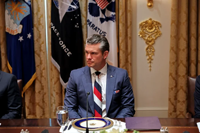 Cravata lui Pete Hegseth, în culorile Rusiei, a atras toate privirile. FOTO: AFP
