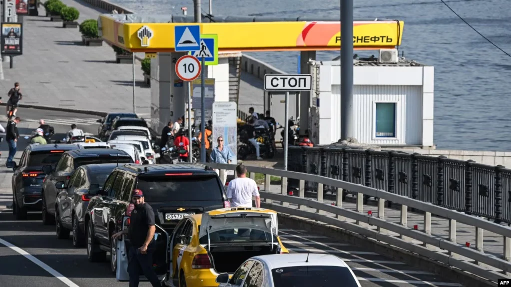 Cum macină criza de carburant mașinăria de război a Kremlinului: de la avarierea apărării antiaeriene din Crimeea la profesori trimiși să gestioneze cozile din benzinăriile din Rusia