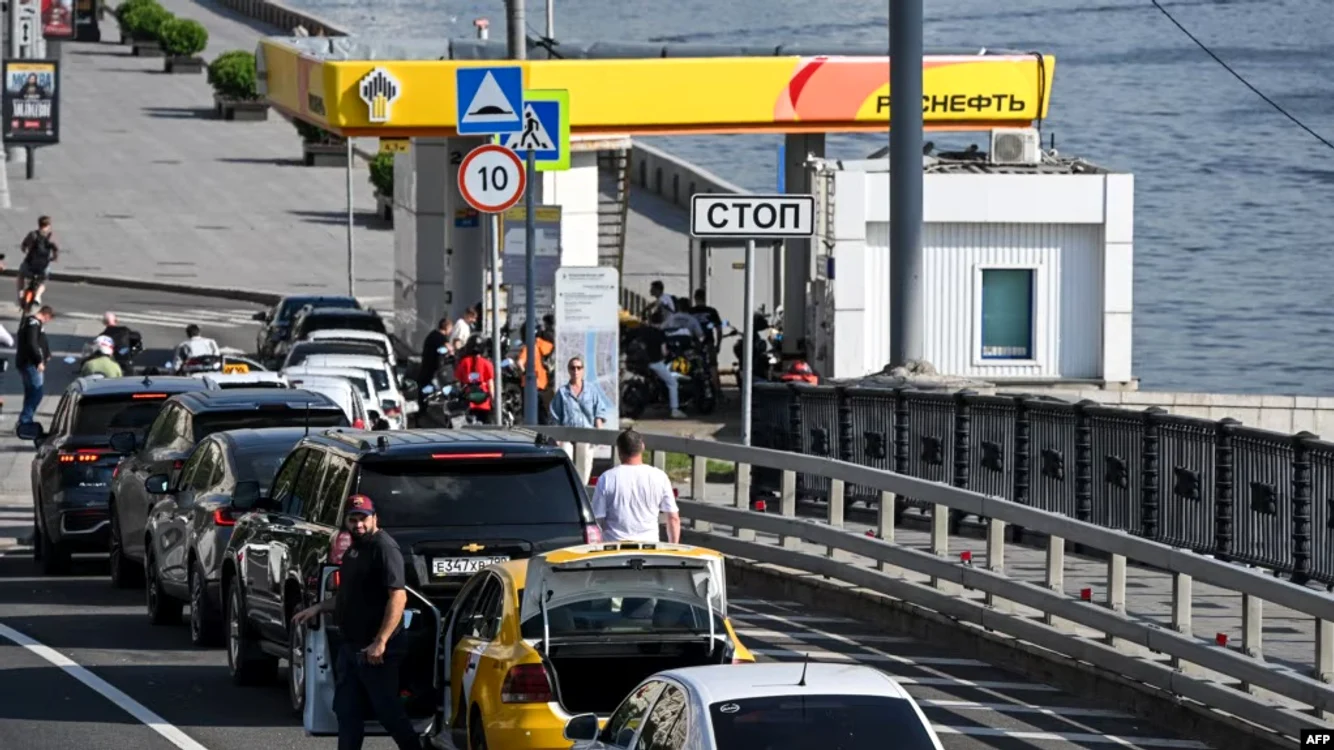 Cozi la benzinăriile din Rusia/FOTO:X