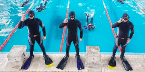 Scafandrii la bazinul de înot în costum de neopren Sursa Facebook Centrul de Scafandri 