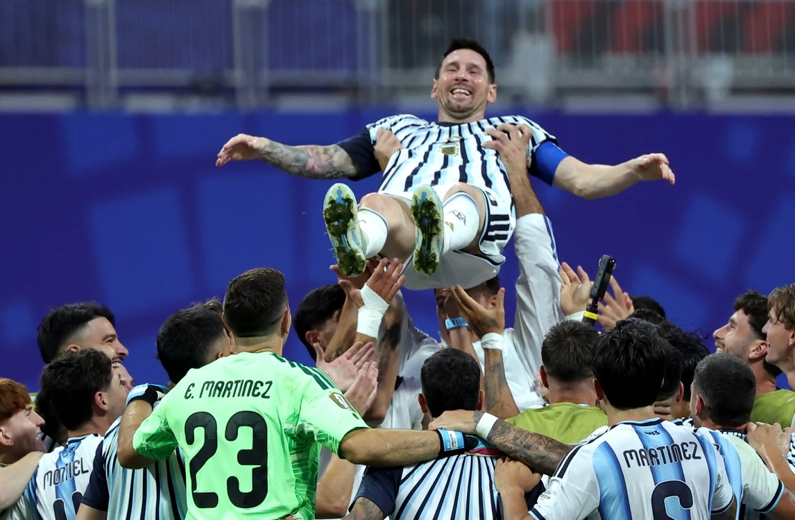 Argentinienii l-au purtat pe brațe pe Messi la finalul partidei (Foto: EPAImages)