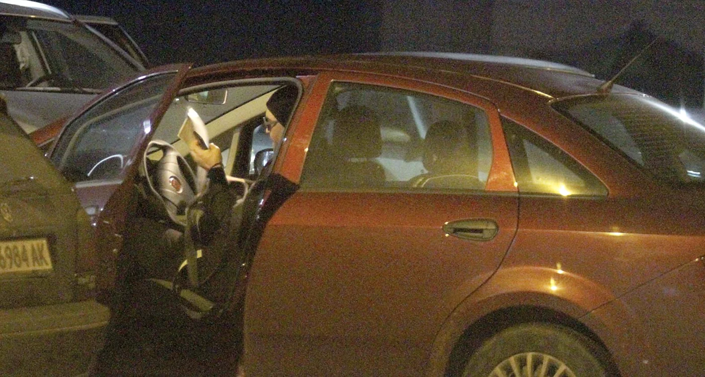 În plină noapte. Abia vezi pe unde calci de beznă ce e, dar solistul nu renunţă la lentilele fumuriiFoto: Blitz