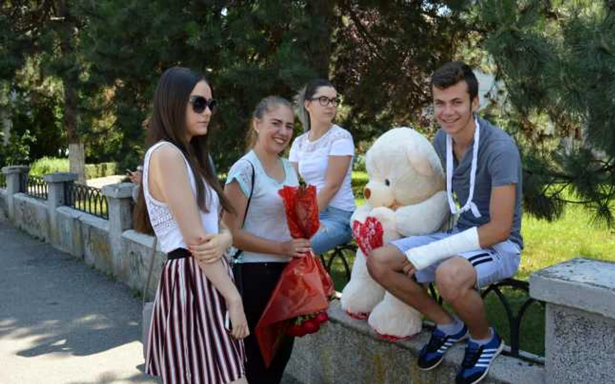 O candidată din Ploieşti a avut o surpriză plăcută la ieşirea din examen FOTO Dana Mihai
