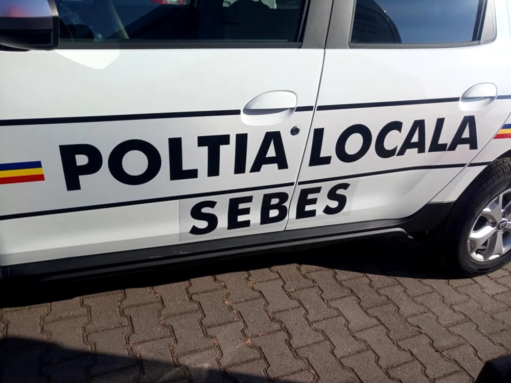 Eroarea de pe maşina Poliţiei locale Sebeş. Foto: Facebook, Marius Muntean
