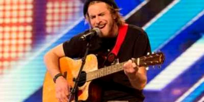 Robbie trăiește din banii pe care îi câștigă cântând la metrou Foto: Captură YouTube