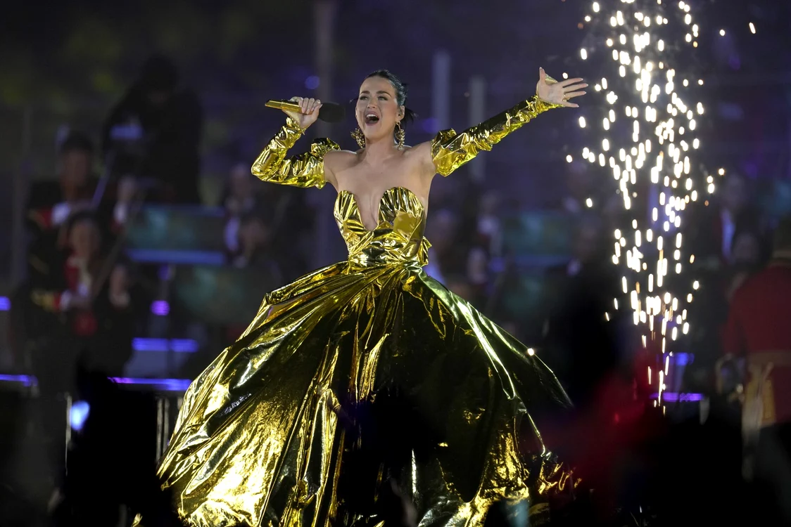 Katy Perry, într-o rochie aurie (Foto: GETTYIMAGES)