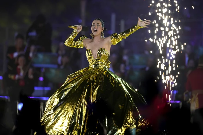 Katy Perry, într-o rochie aurie (Foto: GETTYIMAGES)