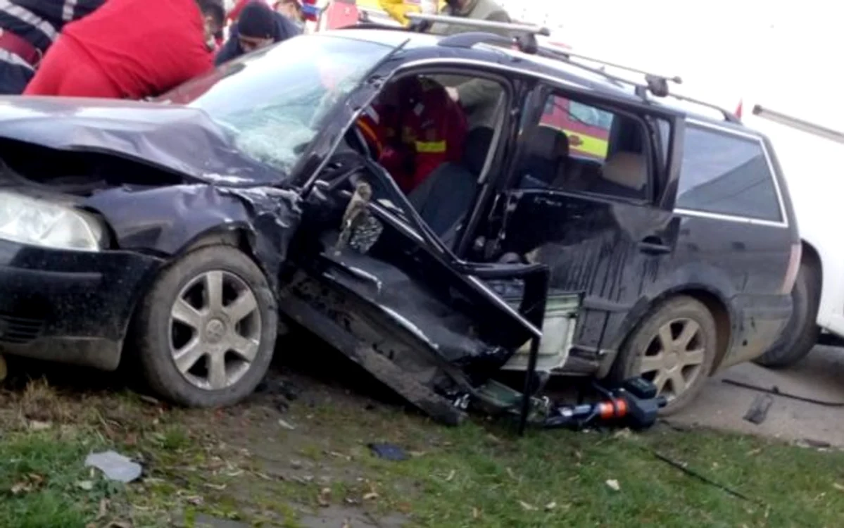 Maşina în care se afla tânăra a fost lovită în plin, din lateral