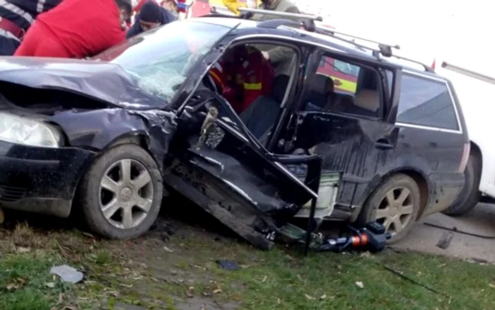 Maşina în care se afla tânăra a fost lovită în plin, din lateral