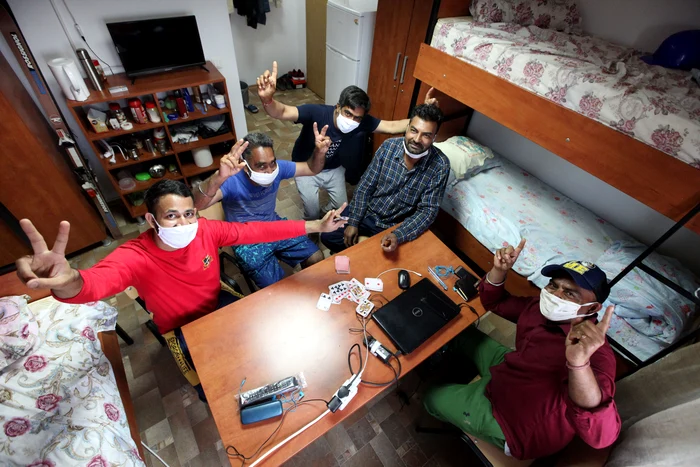 
    Ei au rămas blocaţi pe Aeroportul  Otopeni până când autoritățile  s-au ocupat de noi contracte Foto: Sever Gheorghe   