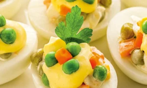 oua umplute cu salata de legume jpg