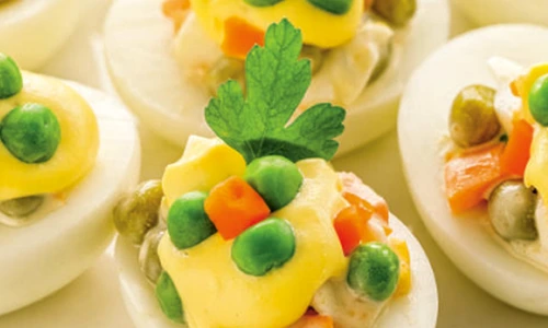 oua umplute cu salata de legume jpg