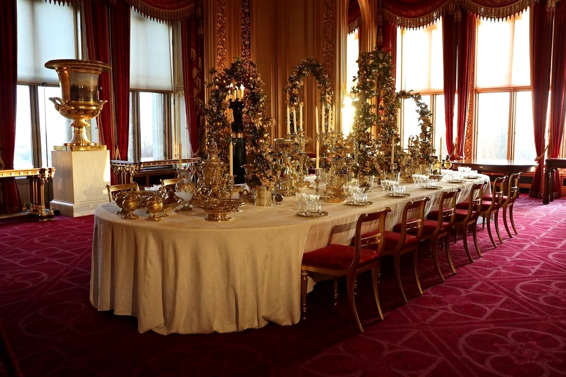 Castelul Windsor, împodobit de sărbătoare, se află la o aruncătură de băț de reședința prințului Harry