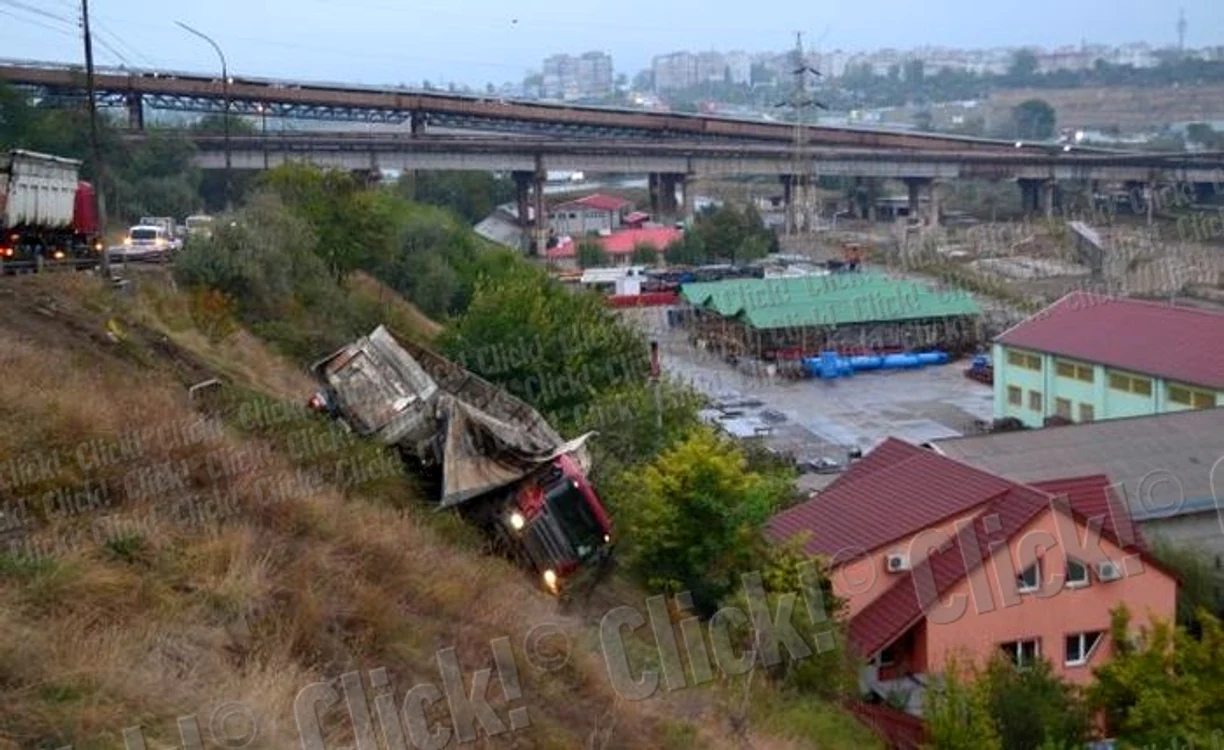 
    Şoferul şi persoanele aflate în clădirile de la baza pantei au avut noroc. (Foto: Marius Mototolea)  