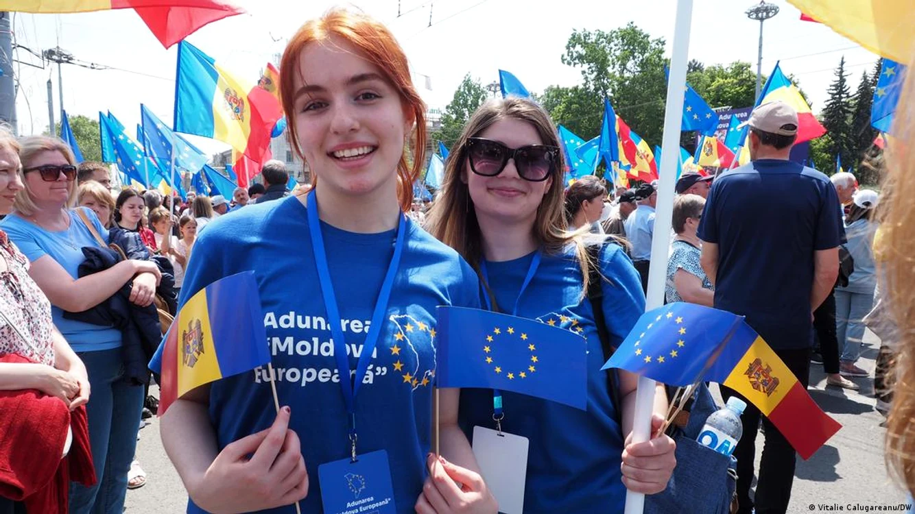Tineri la mitingul pro-european din 21 mai
