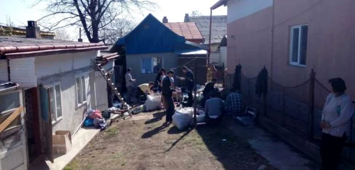 Contrabandiştii din zona Pieţei Mari a Sucevei au fost percheziţionaţi de poliţişti. FOTO Dănuţ Zuzeac