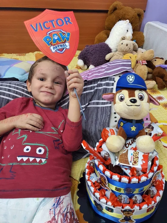 Victor este încă țintuit la pat de ghips, dar zâmbește, încântat de surpriza de Moș Nicolae