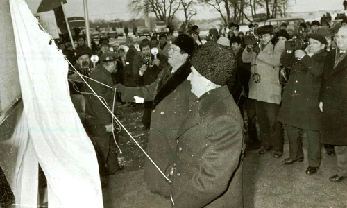 Iosip Broz Tito și Nicolae Ceaușescu inaugurează lucrările la hidrocentrala Porțile de Fier II, la 3 decembrie 1977 (© „Fototeca online a comunismului românesc”, cota: 213/1977)
