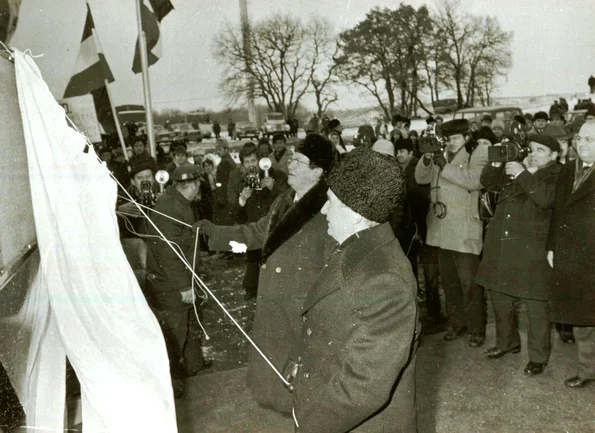 Iosip Broz Tito și Nicolae Ceaușescu inaugurează lucrările la hidrocentrala Porțile de Fier II, la 3 decembrie 1977 (© „Fototeca online a comunismului românesc”, cota: 213/1977)