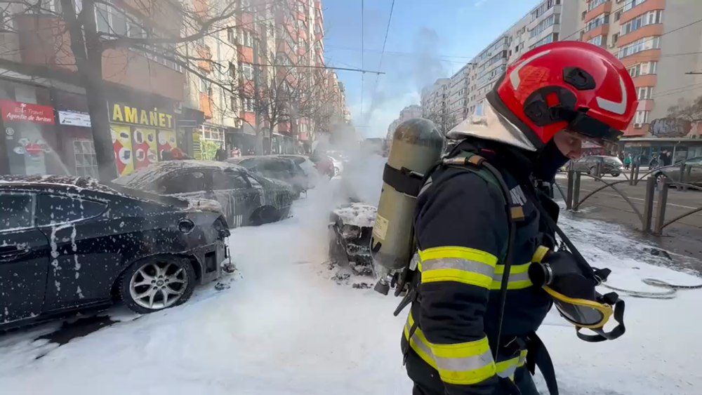 Șapte mașini distruse într-un incendiu puternic pe Calea Moșilor, în Capitală