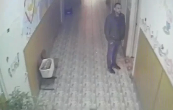 
    Bîrbatul care a intrat în baia de fete a unei școli a recunoscut că a agresat sexual o fetiță  