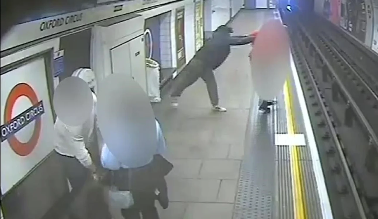 Momentul în care tânărul îl împine pe bărbat între liniile de metrou. Foto: captură video
