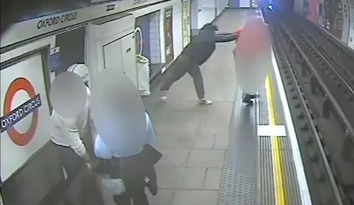 Momentul în care tânărul îl împine pe bărbat între liniile de metrou. Foto: captură video