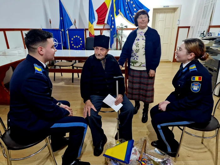 Gheorghe Tămaș și doi elevi de la colegiul militar FOTO Cercul Militar Alba Iulia