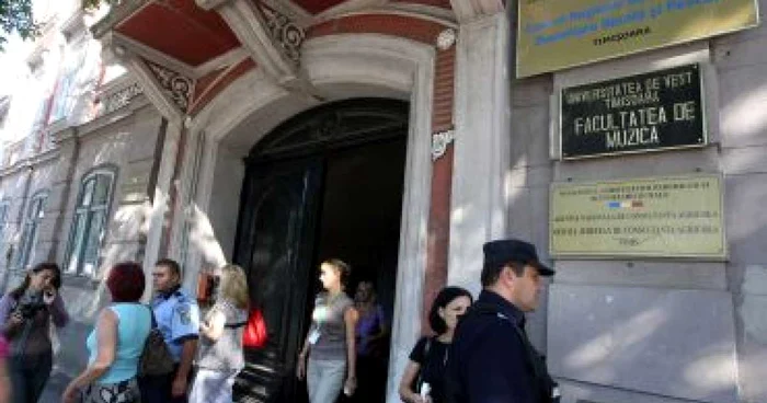 Timişoara: Un fals terorist şi-a bătut joc de poliţiştii de la 112 numărând clipele până la explozia Facultăţii de Muzică