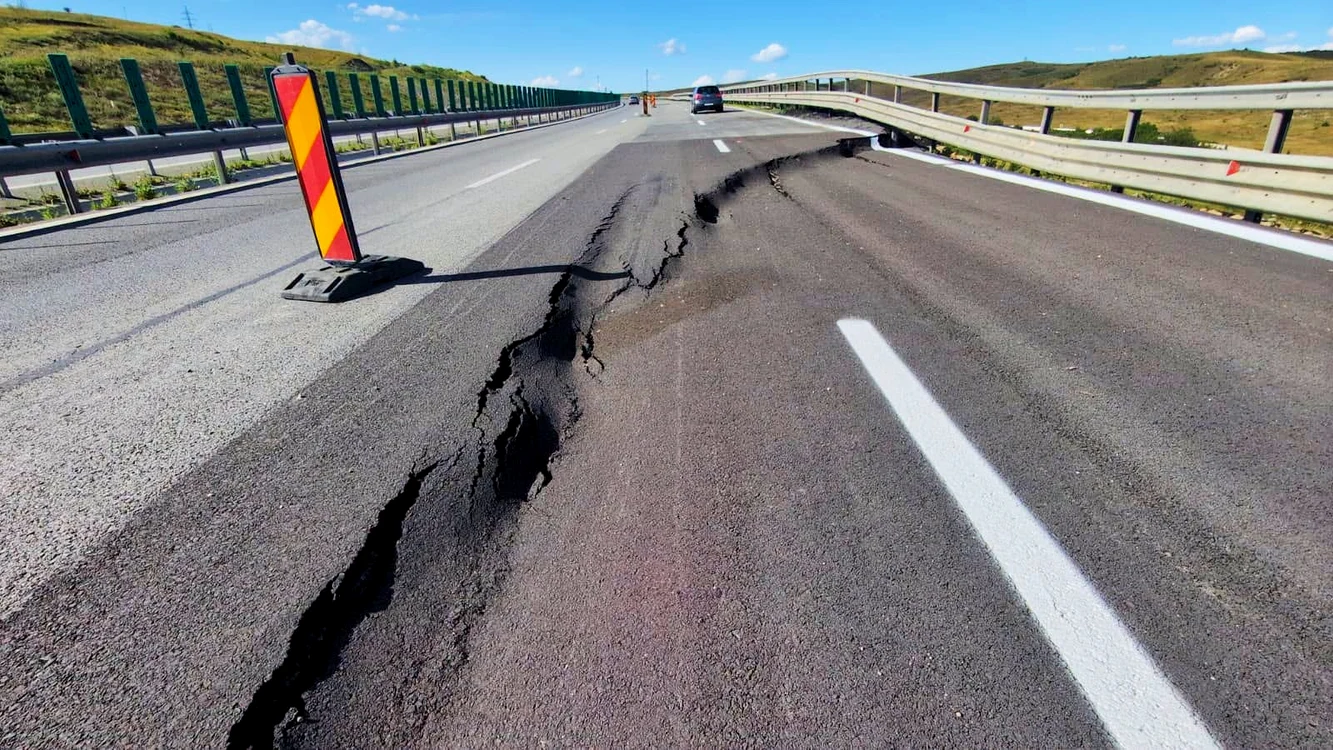 Autostrada s-a surpat pe o porțiune de drum