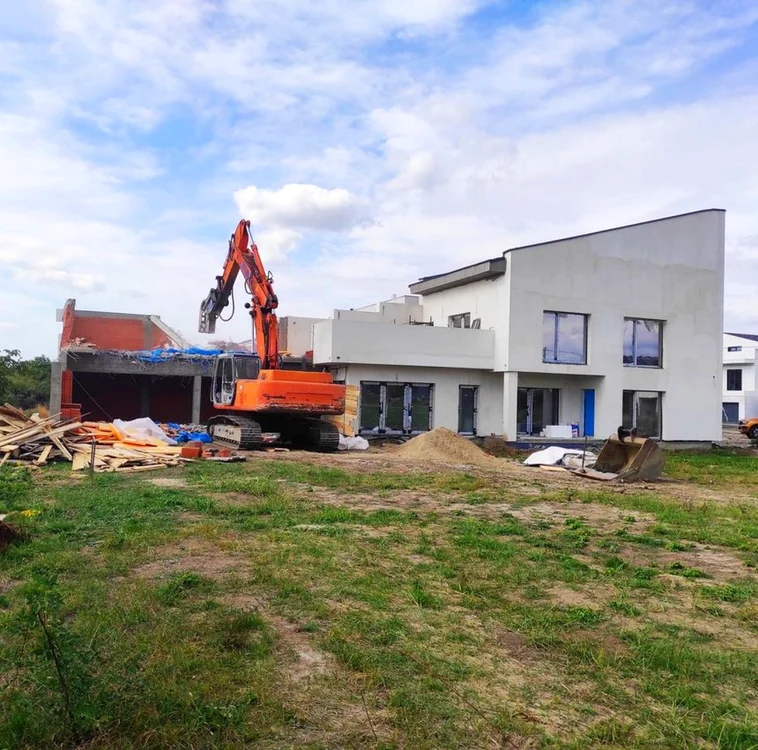 Acesta a şi postat două fotografii surprinse în timpul unei operaţiuni de demolare FOTO Horia Bugarin