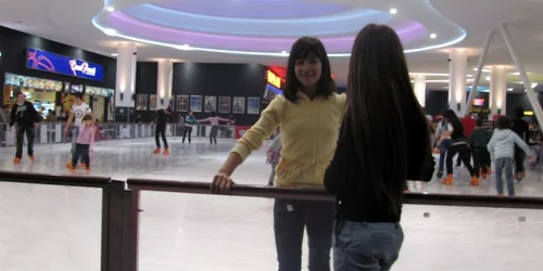 Patinoarul, atracţia tinerilor. FOTO: NICOLETA BUTNARU