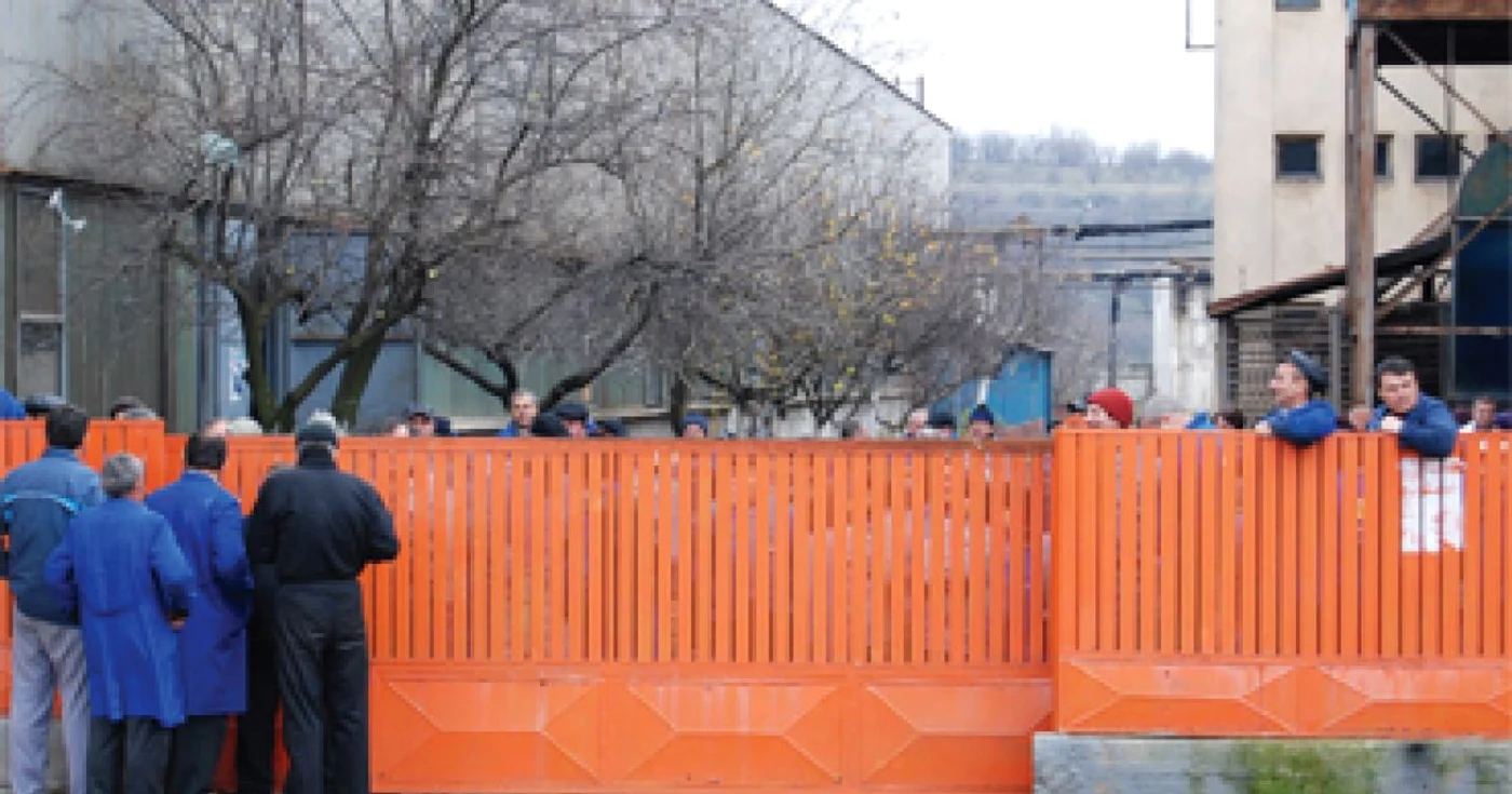 Nu au fost lăsaţi să protesteze în faţa societăţii.