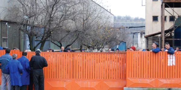 Nu au fost lăsaţi să protesteze în faţa societăţii.