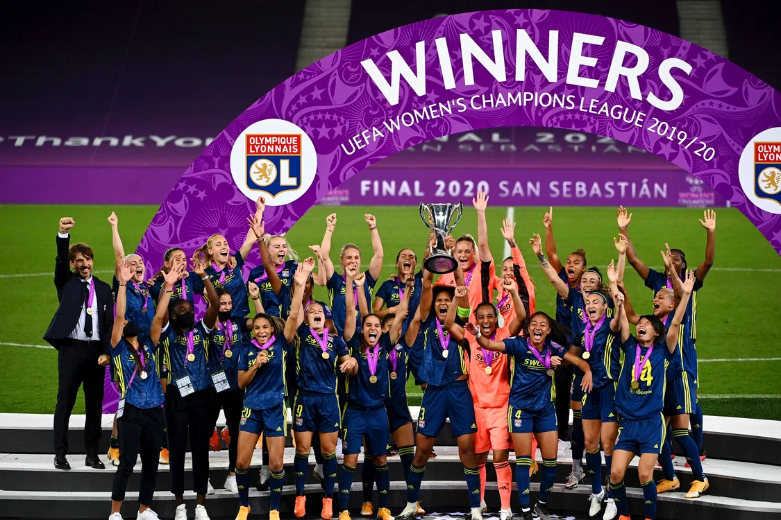 
    Jucătoarele de la OL au primit trofeul de campioane ale EuropeiFoto: Guliver / GettyImages  