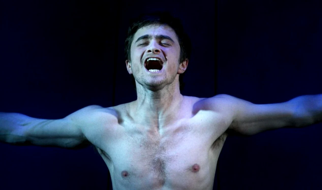Daniel Radcliffe la 17 ani când interpreta rolul lui Alan Strang din piesa de teatru controversată „Equus“