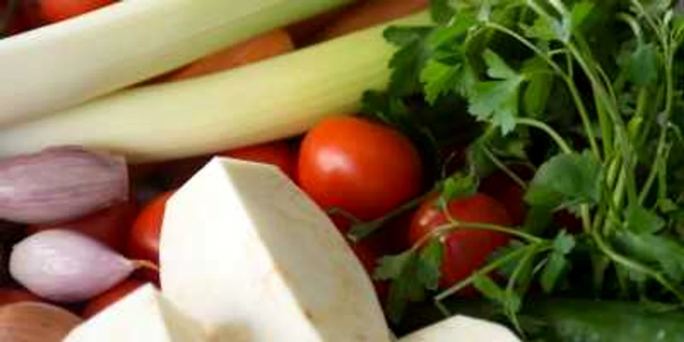 Lichidele consumnate în timpul meselor diluează enzimele digestive din stomac necesare digestiei alimentelor