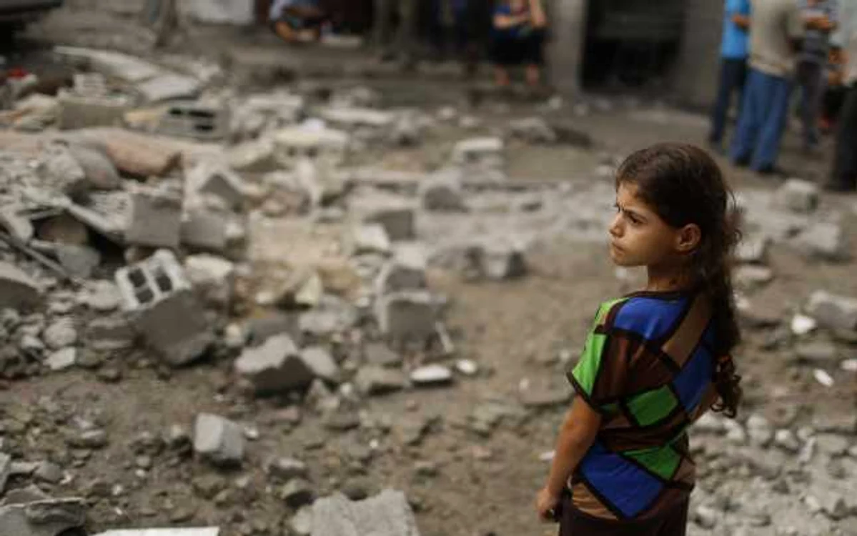 Copil în Fâşia Gaza, prin dărâmături, în urma bombardamentelor israeliene  FOTO  Reuters