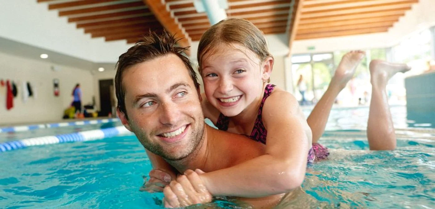Familiile care îşi duceau copiii la piscinele acoperite nu mai au acum această posibilitate în România