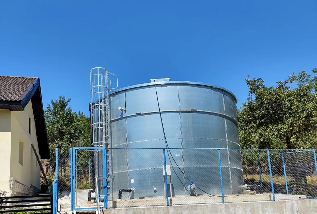 Rezervorul de apă a fost construit pe un teren proprietate privată